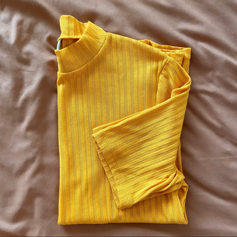 Ribbed High-Neck Short Sleeve (LIKE NEW)